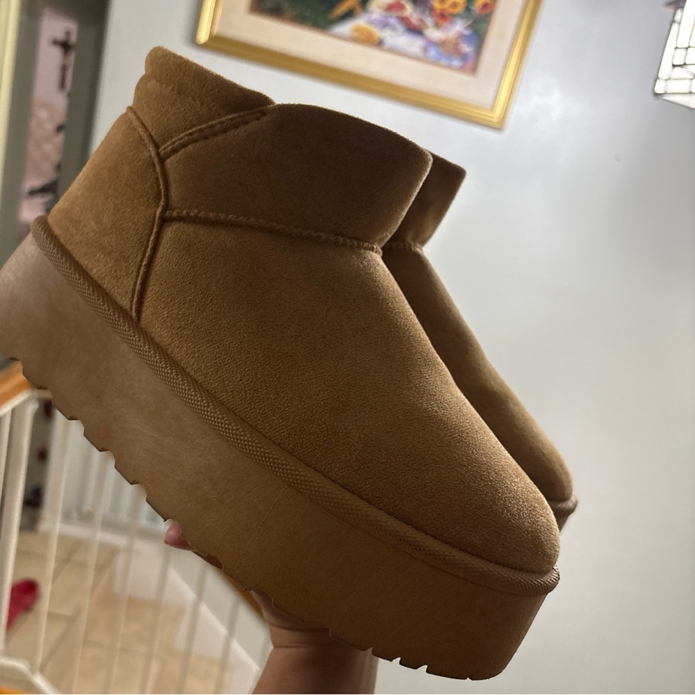 Women's  boots like Ugg  size 8